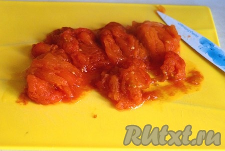 Почистить от шкурки и нарезать помидоры. Переложить помидоры в салатник.