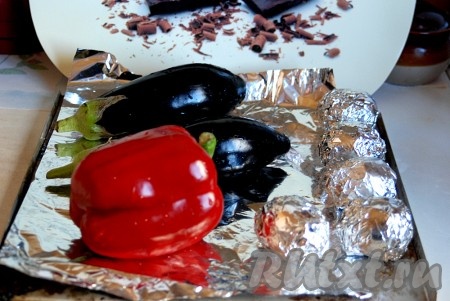 Выкладываем овощи на противень, застеленный фольгой. Помидоры можно завернуть в фольгу, чтобы из них при запекании не вытекал сок.