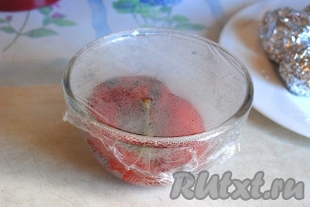 Болгарский перец кладём в миску и накрываем пищевой плёнкой на несколько минут, чтобы с него было проще снять кожицу.