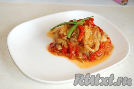 Запечённые и нарезанные помидоры, перцы и баклажан смешать в салатнике, посолить, поперчить, влить,  по желанию, оливковое масло. По желанию, можно выжать дольку лимона и добавить любую нарезанную зелень (я добавила кинзу и базилик). Также можно добавить перчик чили, но его тоже советую предварительно запечь.