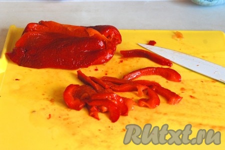 Перец перед тем как чистить, надо надрезать снизу. Сок вылить в салатник, перец очистить от кожицы и семян, нарезать соломкой.