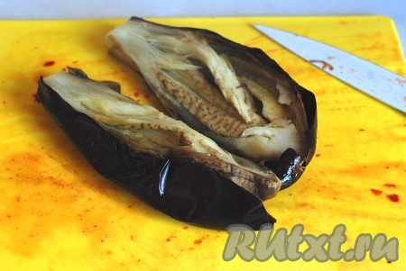 У баклажанов срезать ножки, разрезать пополам.