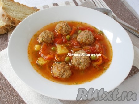 Сытный и вкусный суп с фрикадельками готов. При подаче посыпать суп с фрикадельками мелко нарезанной свежей зеленью.
