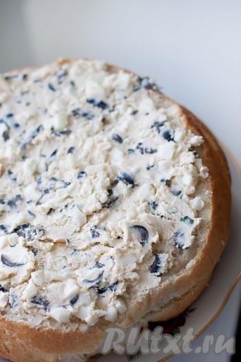 Сверху перекройте вторым коржом, смажьте его яичной пастой.