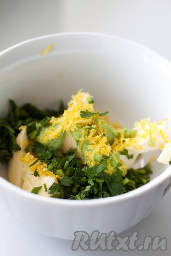 Для приготовления одной из паст мелко нашинкуйте петрушку, снимите цедру с одного лимона (натрите на мелкой терке) и соедините эти ингредиенты с маслом комнатной температуры и хреном. Разотрите ложкой в однородную массу. Первая паста готова.