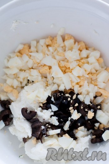 Для приготовления яичной пасты отварите куриное яйцо и мелко нашинкуйте его и маслины. Соедините подготовленные ингредиенты с 2 столовыми ложками сыра Рикотты, хорошо перемешайте. Вторая паста готова.
