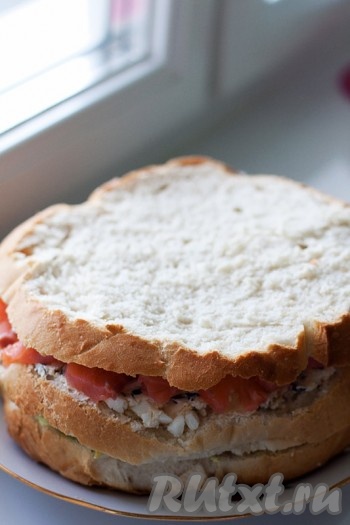 В завершении уложите последний корж и смажьте его верхушку и бока всего торта массой, приготовленной следующим образом: оставшийся сыр смешайте с майонезом и нашинкованной зеленью, посолите поперчите по вкусу.