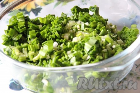 Черемшу промыть и мелко нарезать.