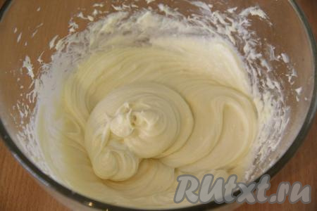 На низкой скорости миксера смешать сахарную пудру с творожным сыром. Долго перемешивать не нужно, нам нужно добиться однородного состояния.
