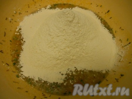 Муку просеять, смешать с разрыхлителем и добавить к кукурузной массе. Перемешать.
