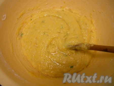 Влить масло &nbsp;и перемешать. Форму застелить пергаментом, вылить тесто.
