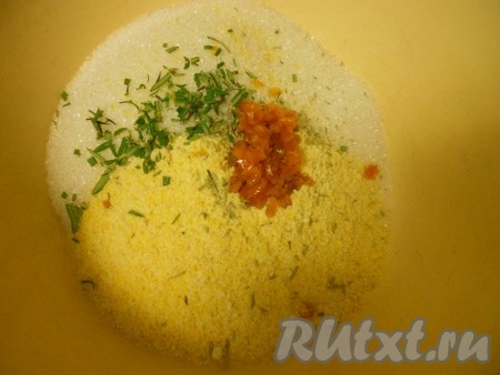 Кукурузную муку просеять, смешать с сахаром, розмарином и цедрой,&nbsp;
