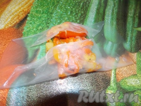 Берем стеклянную доску, слегка смачиваем ее водой (для того, чтобы когда вытащим лист рисовой бумаги из воды, он не прилип к доске). На середину листа выкладываем овощи и сворачиваем конвертом.
