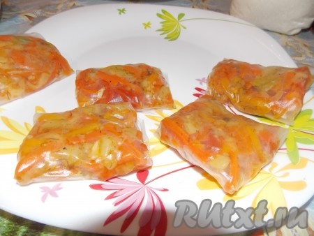 Получаются вот такие конвертики из рисовой бумаги с овощами.
