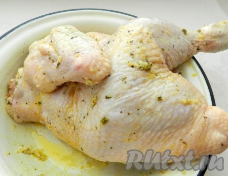 Натереть курицу этой смесью и оставить на 30-60 минут.