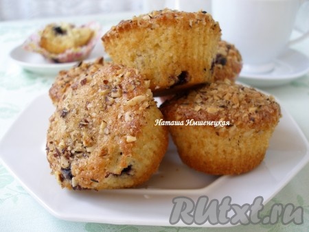 Вкусные, пышные и ароматные маффины с черникой готовы.