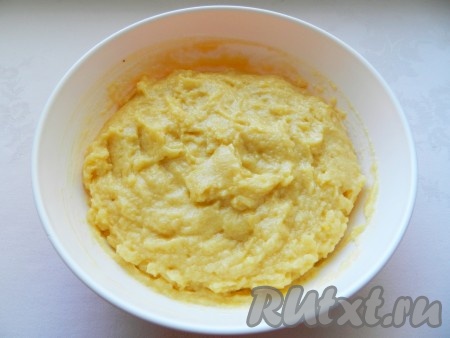 Влить жидкие ингредиенты в сухие, перемешать лопаткой или ложкой. Долго не вымешивать, а только чтобы ингредиенты соединились между собой и тесто стало однородным.