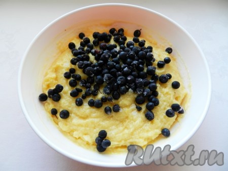 Не размораживая, добавить в тесто для маффинов чернику и перемешать.
