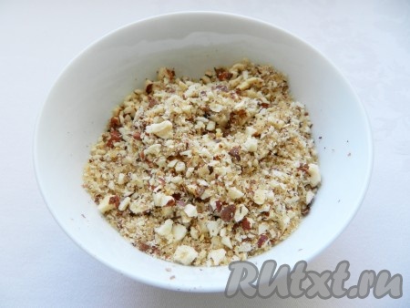 Можно измельчить их в блендере, только не очень мелко, чтобы ощущались небольшие кусочки орехов.