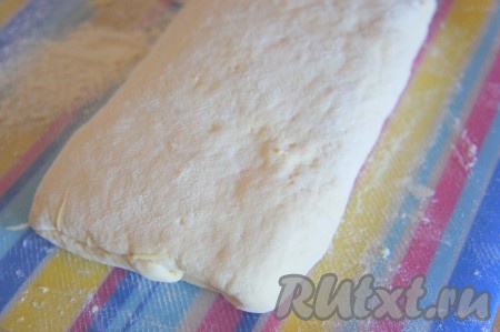 Подвернуть каждый край теста (см. фото).