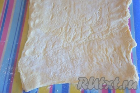 Рабочую поверхность посыпать мукой, раскатать тесто.