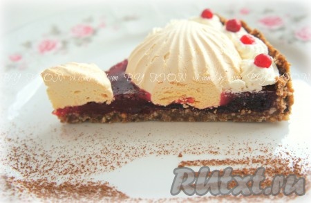 Вкусный, нежный клюквенный торт без выпечки готов. Такая выпечка с приятной ягодной кислинкой неизменно нравится и деткам, и взрослым!