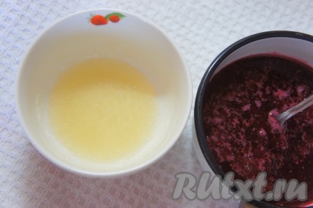 Пока охлаждается основа, займёмся клюквенным слоем для торта. Желатин нужно замочить в 3 столовых ложках холодной кипячёной воды и оставить его набухать от 15 до 40 минут (смотрите инструкцию на упаковке желатина). 200 грамм клюквы, смешанной с сахаром, протрите через сито, если хотите, чтобы клюквенный слой получился более нежным (я не протирала).