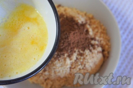 Масло растопить и добавить к печенью с какао, тщательно перемешать, втирая масло в печенье. Должна получиться липкая, но при этом достаточно рассыпчатая масса (если сжать её в руке, должен получиться комок). Если при сжатии в руке масса не собирается в комочек, тогда добавьте ещё немного растопленного масла.