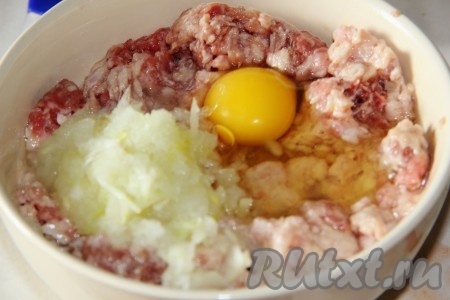 Для приготовления котлет мясной фарш смешать с яйцом и измельченным луком, добавить соль, перец и хорошенько вымесить.

