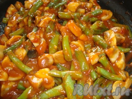 Смешаем грибы со стручковой фасолью с соусом.
