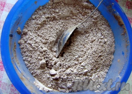 Просеять муку и кэроб. Отдельно в миске смешать все сухие ингредиенты.