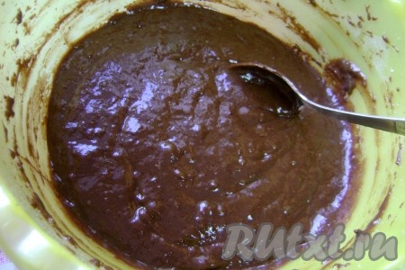 К взбитым бананам добавить мучную смесь и аккуратно порциями влить кофе, взбить. Добавить масло, взбить, недолго.