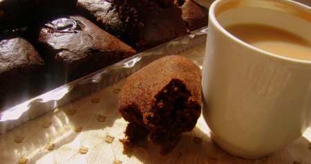 Выпекать постный банановый пирог в разогретой духовке при температуре 180-200 градусов до готовности.