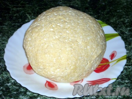 В глубокой миске соединить творог, сырое яйцо и сахар, размять при помощи вилки в однородную массу. Постепенно, по столовой ложке, начать добавлять в творожно-яичную массу муку, каждый раз вмешивая её до получения однородного теста. Добавляя понемногу муку, учитывайте, что тесто для ленивых вареников должно получиться чуть липнущим к рукам, но хорошо держащим форму, его легко собрать в ком, как на фото. Такое тесто хорошо скатывается в колбаски. Если в тесто добавить 2 столовых ложки сахара, тогда ленивые вареники получатся в меру сладкими. Если же вы хотите приготовить сладкие вареники, тогда в общей сложности добавьте в тесто 3 столовых ложки сахара.