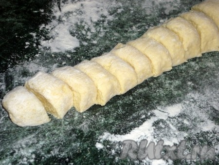 Нарезать каждую колбаску на небольшие кусочки.