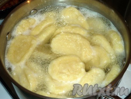 Класть кусочки теста в кипящую воду и варить ленивые вареники, после того как они всплывут,  около 2 минут. Если вареники разваливаются во время варки, это значит, что вы добавили мало муки или творог попался некачественный. Если вареники на вкус получились "резиновыми", значит вы добавили слишком много муки, именно поэтому так важно в процессе замешивания теста добавлять муку частями, контролирую консистенцию замешиваемого теста.