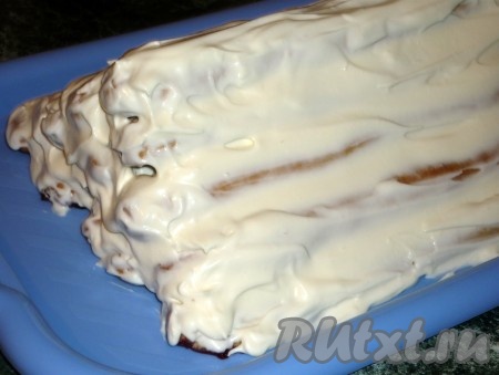 Оставшимся кремом смазать торт "Дрова под снегом" сверху.