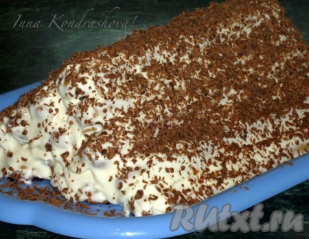 Посыпать тёртым шоколадом, поставить пропитываться в холодильник на 24 часа.