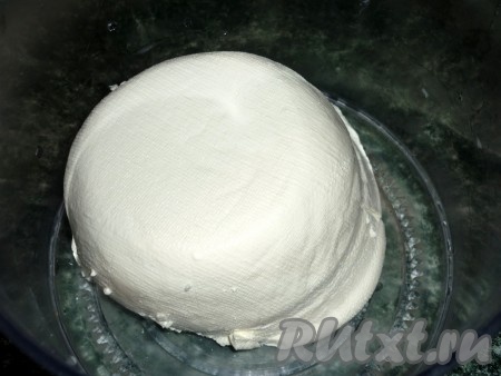 Для приготовления крема сметану нужно отцедить, для этого нужно дуршлаг поставить в кастрюлю. Выстелить дуршлаг марлей, сложенной в 4 слоя, затем выложить сметану, накрыть марлей, сверху поставить груз и отправить на ночь в холодильник. Это необходимо для того, чтобы извлечь из сметаны лишнюю жидкость, тогда крем получится густым и воздушным.