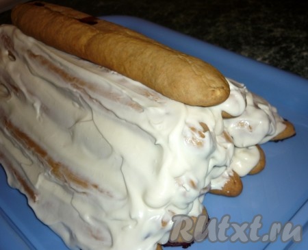 Когда трубочки остынут, можно приступать к сборке торта "Дрова под снегом". На плоское блюдо выложить рулетики слоями: в нижнем слое будет 5 рулетов, хорошо промазать кремом, в следующем - 4 рулета, тоже хорошо смазать кремом, затем - 3 рулета, смазать кремом, после этого - 2 рулета, смазать кремом, сверху выложить 1 рулет.