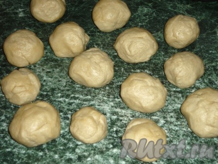 Разделить тесто на 15 равных частей, завернуть каждую часть в пищевую плёнку и отправить в холодильник на 2 часа.