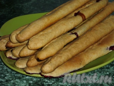 Выпекать рулеты 15-20 минут (до золотистого цвета). Постепенно испечь все рулетики с вишней, дать им остыть.