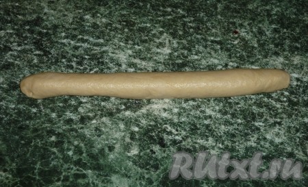 Свернуть плотный рулет и тщательно защипнуть края.
