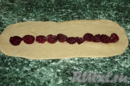 В центр прямоугольного пласта в длину выложить ряд вишен.