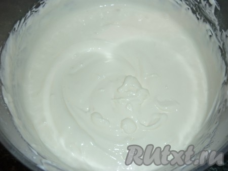 Отцеженную сметану взбить миксером с сахарной пудрой в густой крем.&nbsp;