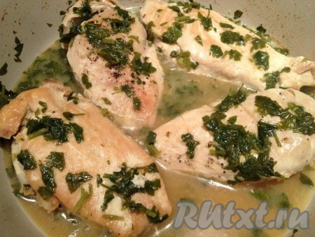 В сковороду, где жарилась курица, вливаем бульон, доводим его до кипения. Добавляем мелко нарубленную зелень, лимонную цедру, измельченный чеснок, лимонный сок, перчим, если бульон недостаточно соленый - добавляем соль. Выкладываем в соус курицу и кипятим еще 5-7 минут.&nbsp;
