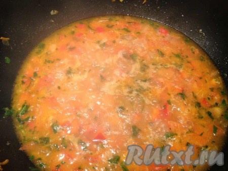 Вливаем воду или бульон, добавляем соль, перец, доводим до кипения.