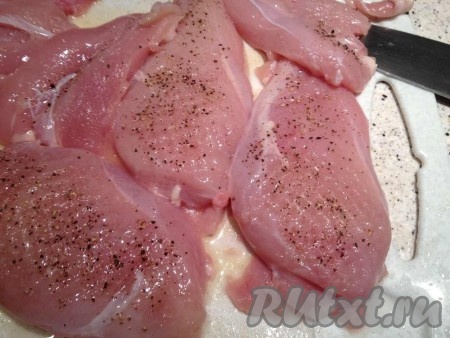 Куриную грудку моем, обсушиваем бумажным полотенцем, солим, перчим. Можно разрезать на порционные куски, вдоль.