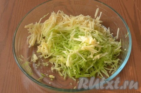 Затем яблоко и редьку натереть на крупной терке или на терке для корейской моркови.
