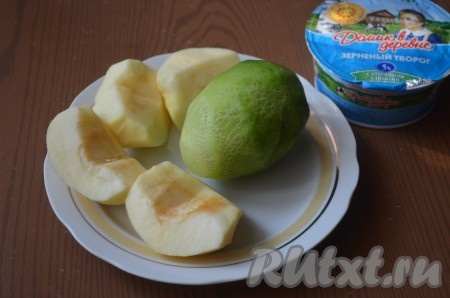 Подготовить необходимые ингредиенты. Яблоко и зеленую редьку очистить от кожуры.